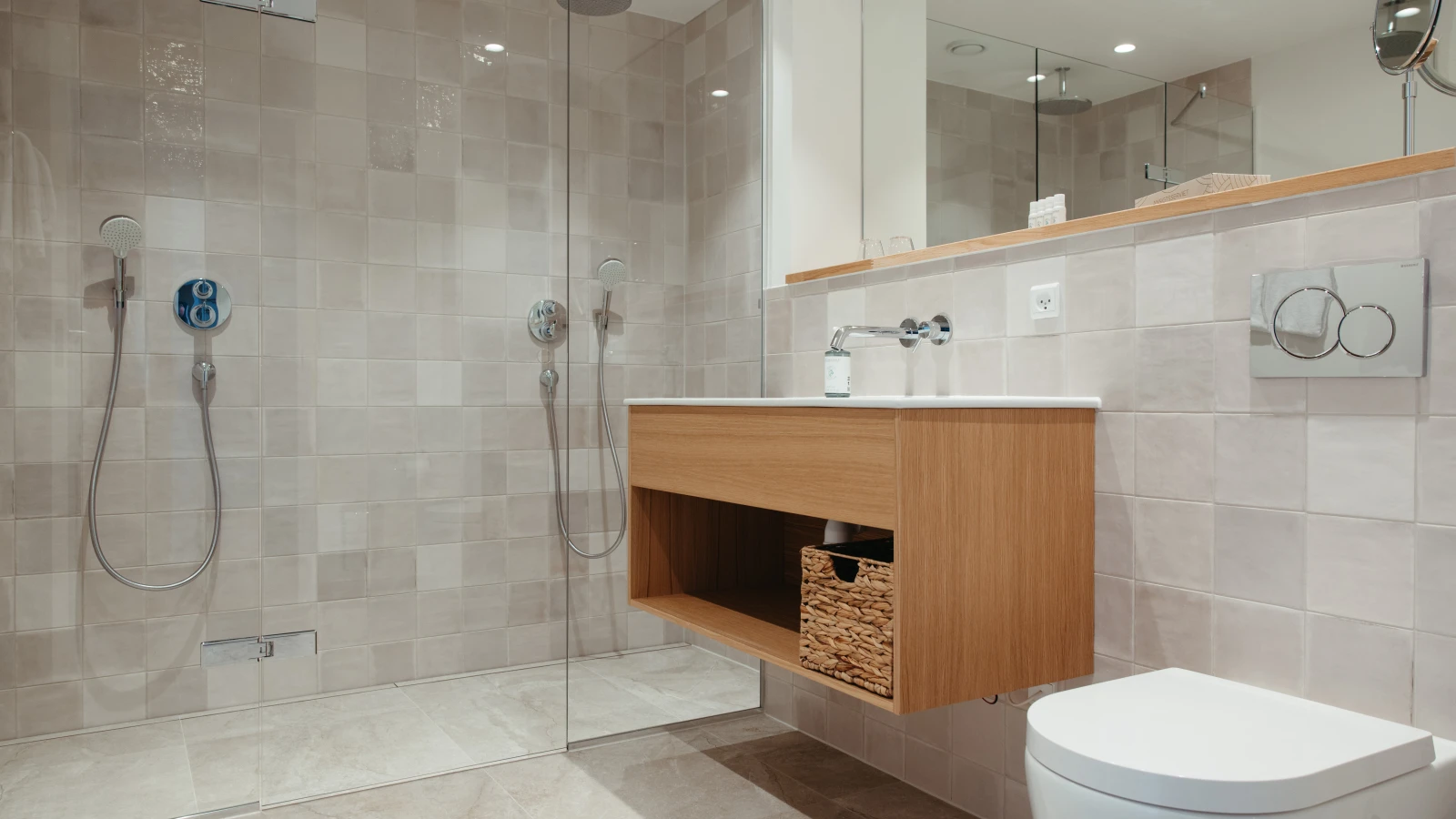 Badeværelse med dobbeltbruser i deluxe superiorværelse på Color Hotel Skagen