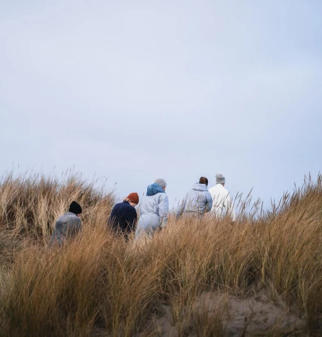 Vinterbadere på vej i havet i Skagen