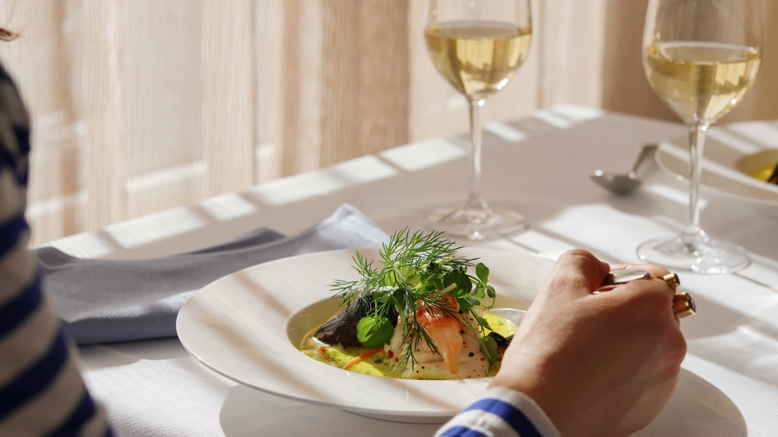 Gæst spiser fiskesupper i Restaurant Holger