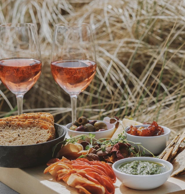 Tapas og rosevin i naturen